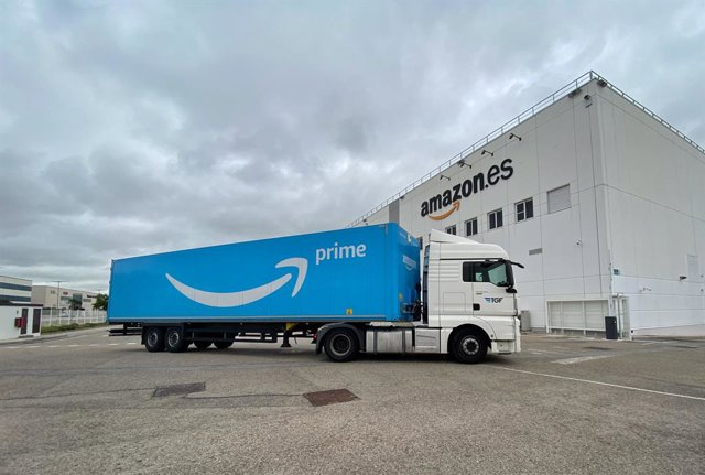Archivo - Un camión llega a las inmediaciones de Amazon Spain Fulfillment, durante el día 38 de confinamiento por la crisis sanitaria en el país. En San Fernando de Henares, Madrid, (España), a 21 de abril de 2020.