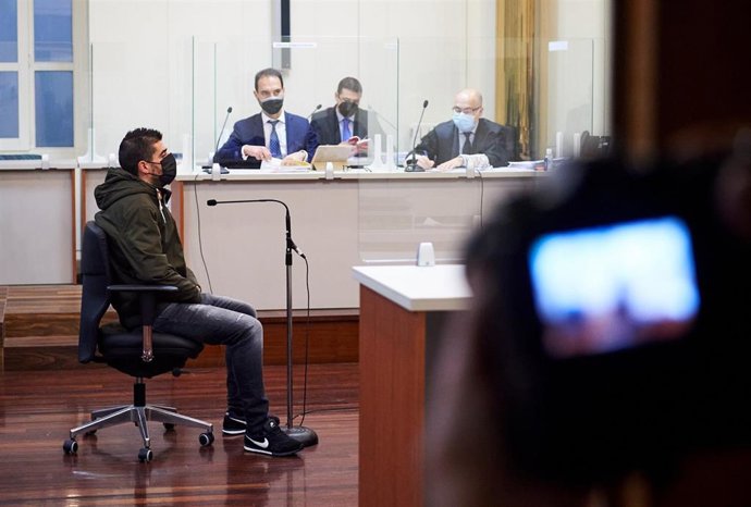 El conductor acusado por el accidente mortal de la rotonda de Corbán (Santander), durante un juicio en la Audiencia Provincial de Santander, a 23 de noviembre de 2021, en Santander, Cantabria (España). 