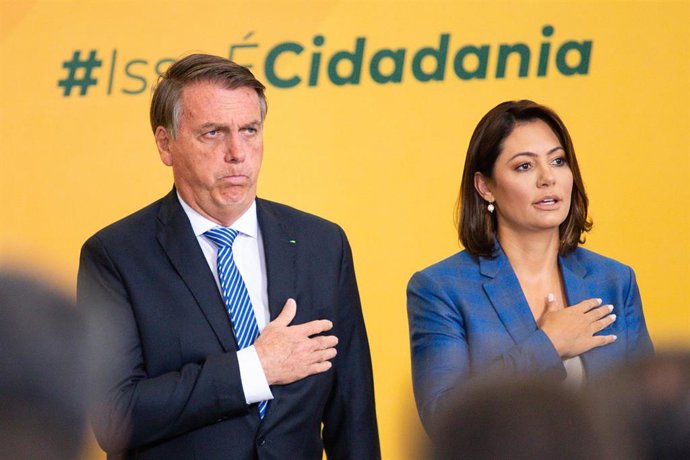 El presidente de Brasil, Jair Bolsonaro, junto a su esposa, Michelle Bolsonaro.