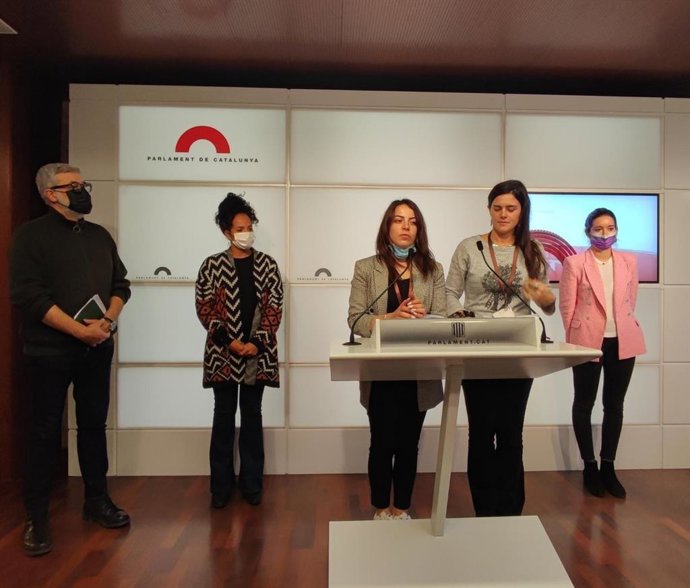 La portavoz de la campaña 'Barcelona cono el apartheid no', Alys Samson, y la abogada de Al-Haq, Aseel AlBajeh, junto con diputados de ERC, CUP y comuns en rueda de prensa