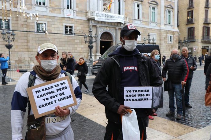 Unas sesenta personas de la Red de Atención a Personas Sin Techo de Barcelona se han concentrado en la plaza Sant Jaume