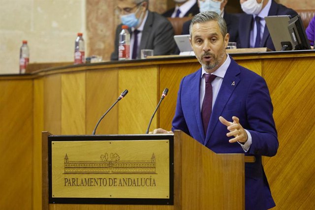 El consejero de Hacienda y Financiación Europea, Juan Bravo inicia el discurso en el atril durante el Debate de Presupuesto de la Junta de Andalucía, a 24 de noviembre de 2021 en el Parlamento de Andalucía en Sevilla (Andalucía, España)