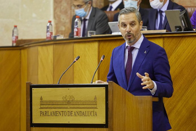 El consejero de Hacienda y Financiación Europea, Juan Bravo inicia el discurso en el atril durante el Debate de Presupuesto de la Junta de Andalucía, a 24 de noviembre de 2021 en el Parlamento de Andalucía en Sevilla (Andalucía, España)