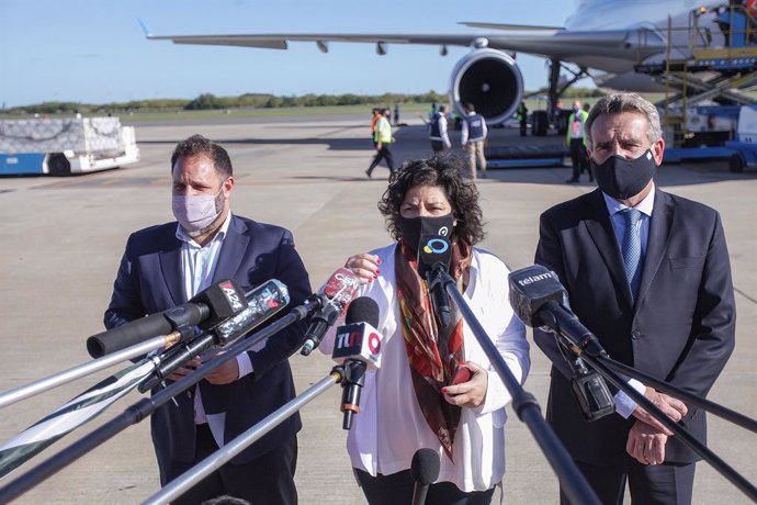 Archivo - 30 March 2021, Argentina, Buenos Aires: Argentina's Minister of Health Carla Vizzoti (C), Minister of Defense Agustin Rossi (R), and Pablo Ceriani, president of the airline Aerolineas Argentinas, talk to journalists after the landing of a plan