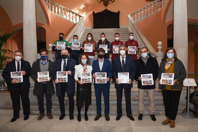 Presentación en el Ayuntamiento de Sevilla del Calendario Solidario de Autismo Sevilla 2022, realizado en colaboración con las fundaciones del Sevilla y Betis.