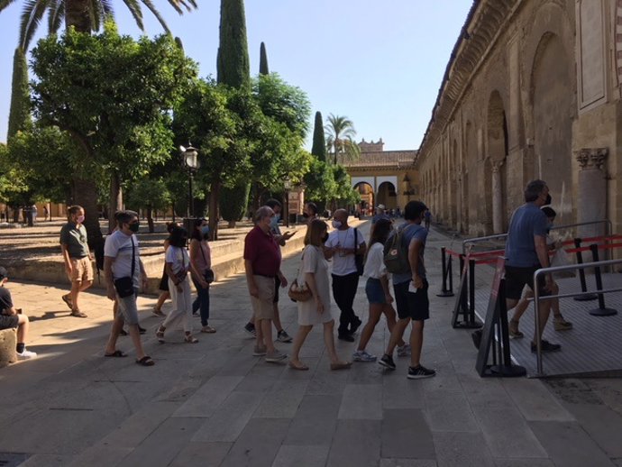 Archivo - Un grupo de turistas accede al interior de la Mezquita de Córdoba.