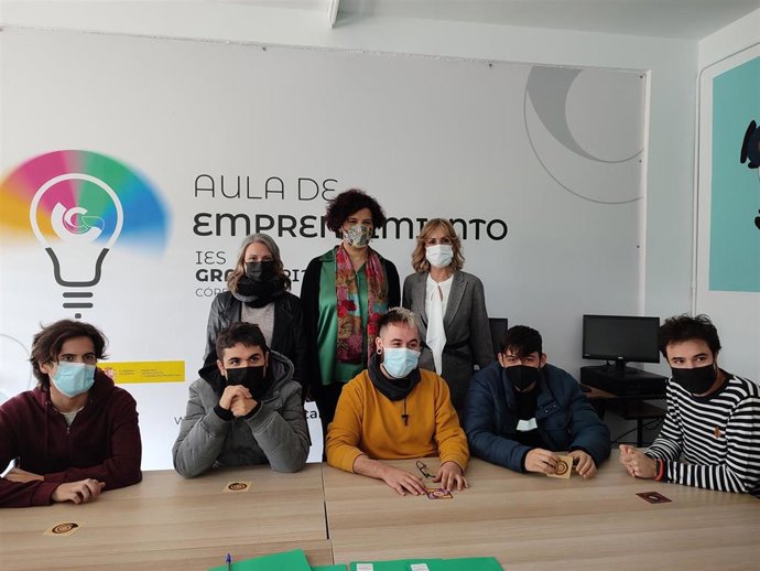 Troncoso (dcha.) visita el Aula de Emprendimiento del IES Gran Capitán.