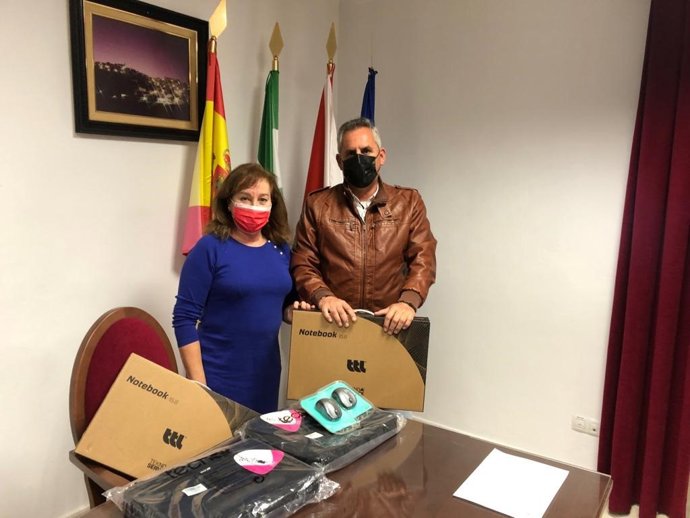 La diputada de Innovación, Municipios Inteligentes y Transformación Digital de la Diputación de Cádiz, Isabel Gallardo, durante su visita a Torre Alháquime.