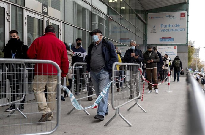 Varias personas hacen cola para la tercera dosis del Covid, en el Wizink Center, a 23 de noviembre de 2021, en Madrid (España).