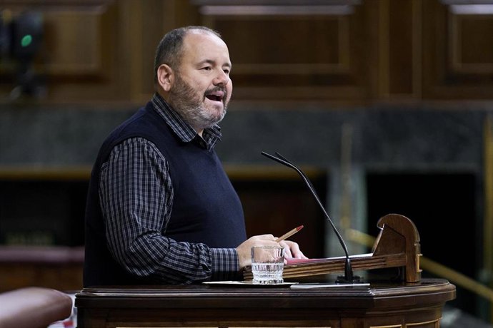 El portavoz de En Comú Podem, Joan Mena, interviene en una sesión plenaria en el Congreso de los Diputados, a 23 de noviembre de 2021, en Madrid, (España).  