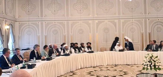 Archivo - Una delegación talibán encabezada por su ministro de Exteriores, Amir Jan Muttaqi, se reúne con representantes de EEUU, UE y otros países occidentales en Doha