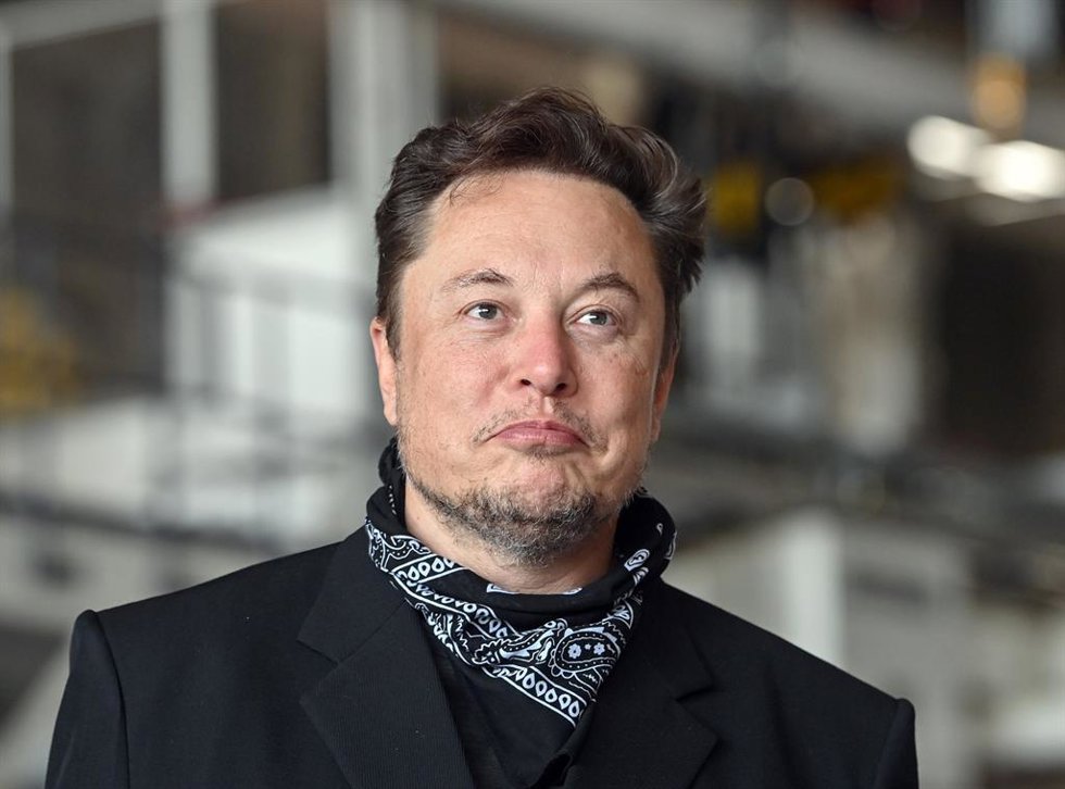 Archivo - 13 August 2021, Brandenburg, Gruenheide: CEO of Tesla Motors Elon Musk stands at the construction site of the Tesla Gigafactory during a press event. Photo: Patrick Pleul/dpa-Zentralbild/ZB