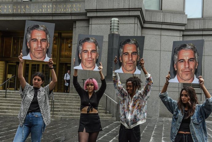 Archivo - Un grupo de mujeres se manifiesta contra el pedófilo millonario Jeffrey Epstein a las puertas de un tribunal de Nueva York.