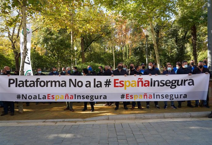 Concentración convocada por asociaciones de miembros de las Fuerzas y Cuerpos de Seguridad en contra de la reforma de la Ley Estatal 4/2015 de Seguridad Ciudadana en la Delegación del Gobierno de la Plaza de España en Sevilla (Andalucía)