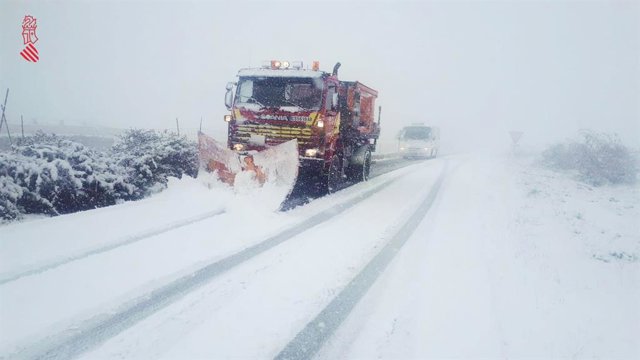 Una máquina quitanieves trabaja en una carretera de Castellfort