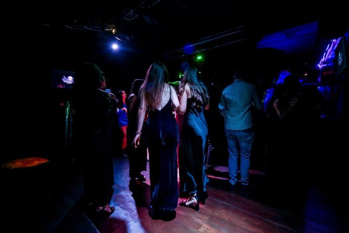 Archivo - Varias personas en la pista de una discoteca 