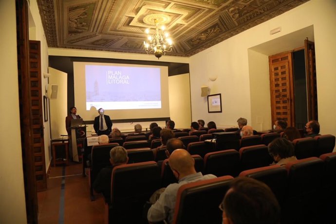 El Ayuntamiento presenta el Plan Málaga Litoral a entidades, colectivos y asociaciones de vecinos