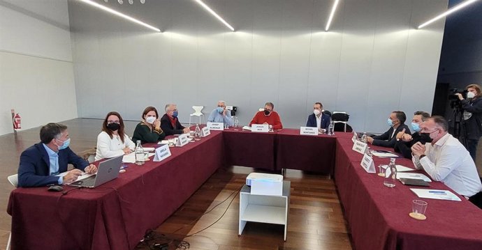 Primera mesa de trabajo del Pacto Social vinculada a empleo y reconstrucción verde que se ha celebrado en Aigües de lHorta