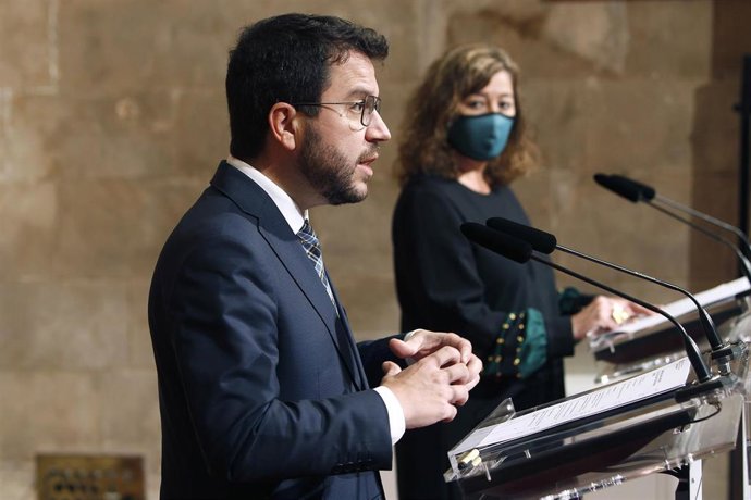 La presidenta del Govern, Francina Armengol, y el presidente de la Generalitat de Cataluña, Pere Aragons, durante una rueda de prensa tras una reunión en el Consolat de Mar. 
