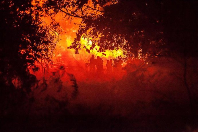 Archivo - Oliver Laxe graba en un incendio para 'O que arde'