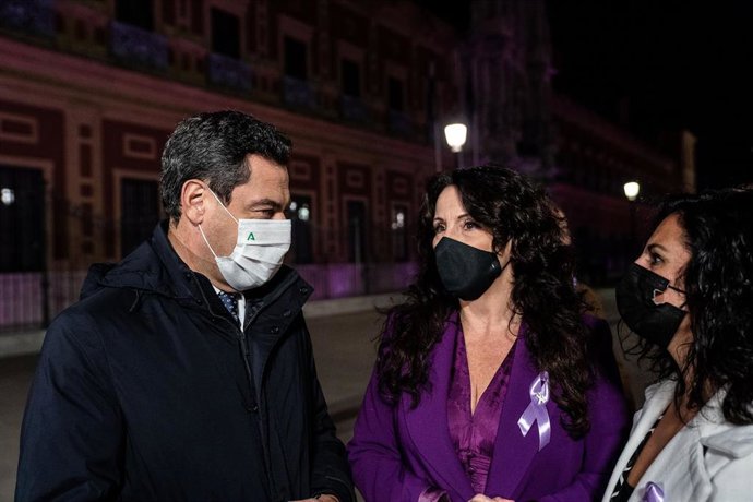 El presidente de la Junta, Juanma Moreno, y la consejera de Igualdad, Rocío Ruiz