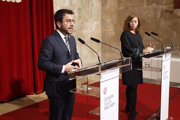 La presidenta del Govern, Francina Armengol (d), i el president de la Generalitat de Catalunya, Pere Aragons (i), durant una roda de premsa després d'una reunió en el Consolat de Mar, a 24 de novembre de 2021, a Palma de Mallorca, Illes Balears (Espany