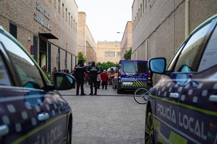 Concentración vecinal ante el centro cívico con agentes vigilando la protesta