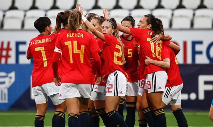 Archivo - Las jugadoras de la selección española celebran uno de sus goles en el 0-10 ante lass Islas Feroe
