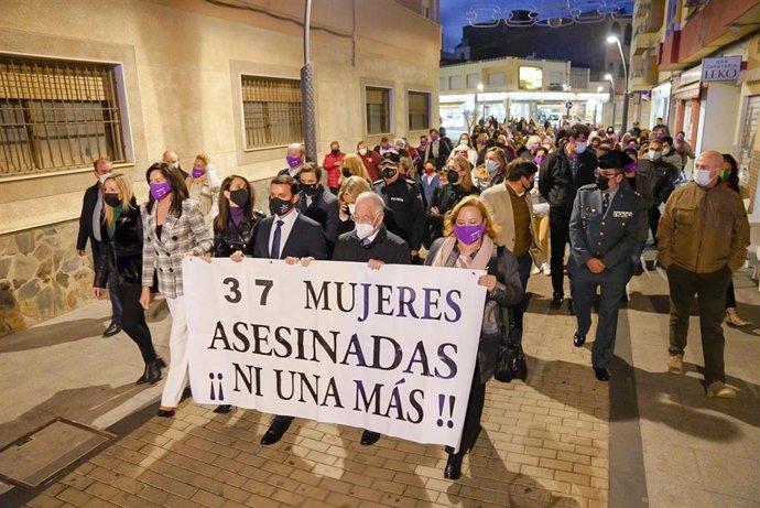 Acto contra la violencia de género en Roquetas de Mar (Almería)