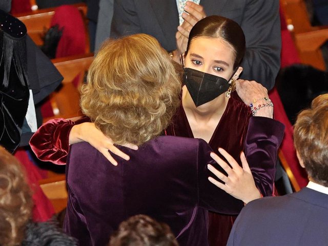 DOÑA SOFÍA SE ABRAZA CON VICTORIA FEDERICA