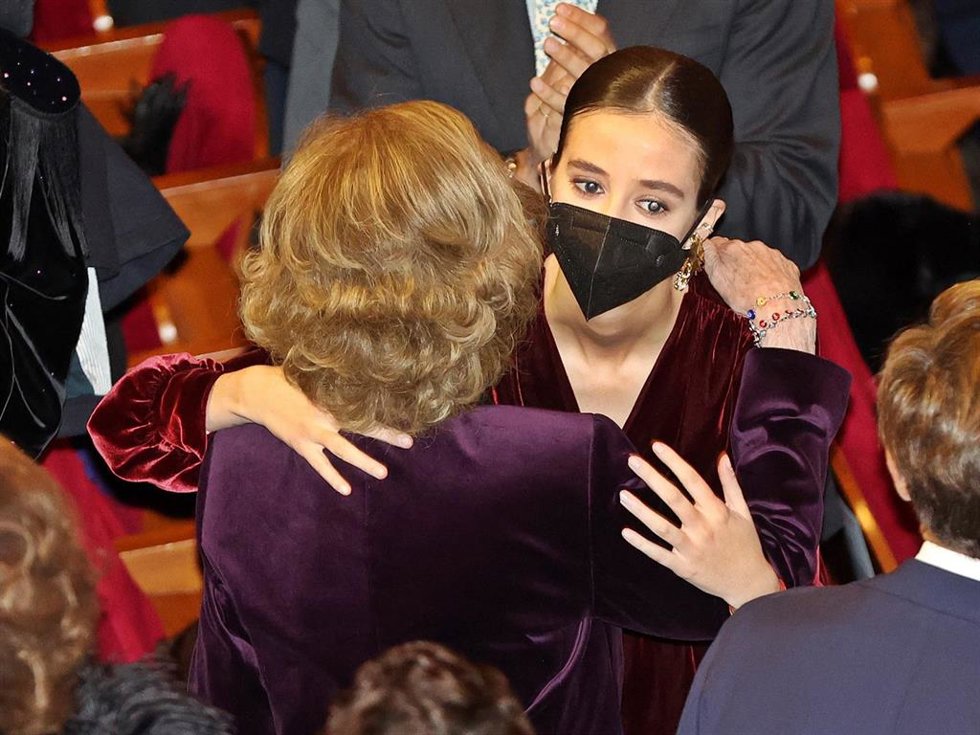 DOÑA SOFÍA SE ABRAZA CON VICTORIA FEDERICA