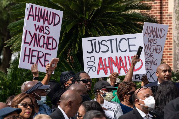 Concentración a favor de Ahmaud Arbery, un joven negro asesinado por tres hombres blancos.