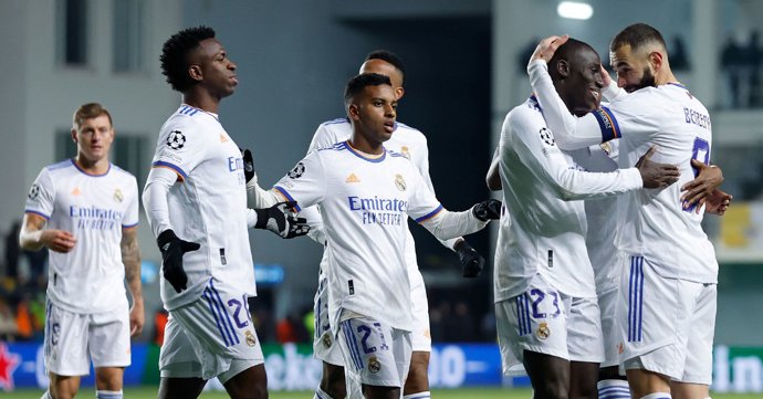 Los jugadores del Real Madrid celebran el 0-3 de Benzema ante el Sheriff Tiraspol en la Liga de Campeones