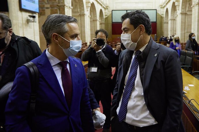 El consejero de Hacienda y Financiación Europea, Juan Bravo, (i) junto al presidente de la Junta de Andalucía, Juanma Moreno, (d) tras el Debate de Presupuesto de la Junta de Andalucía, a 24 de noviembre de 2021 en el Parlamento de Andalucía en Sevilla 