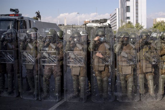 Archivo - 02 October 2020, Chile, Santiago: Riot police form a barrier line while protecting themselves with shields during an anti government protest in Plaza Baquedano. Photo: Pablo Rojas Madariaga/SOPA Images via ZUMA Wire/dpa