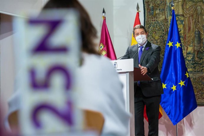 Archivo - El jefe del Ejecutivo autonómico, Emiliano García-Page, preside en el Palacio de Fuensalida, el acto institucional con motivo del Día Internacional de la Eliminación de la Violencia contra las Mujeres.