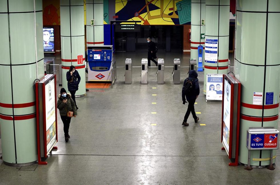 Archivo - Varias personas en el Metro de Ciudad Universitaria.