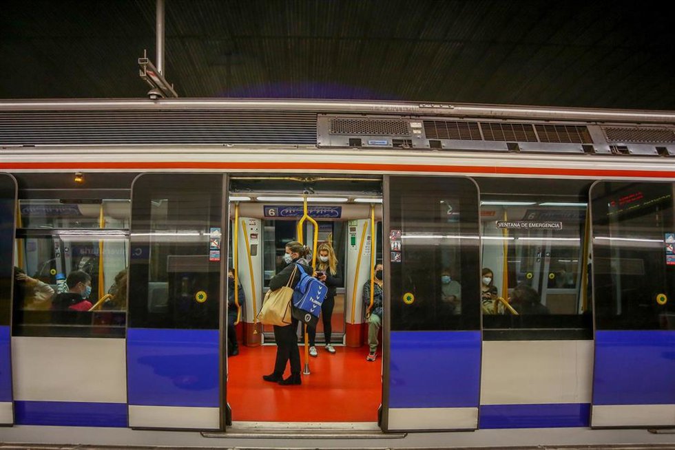Archivo - Varios personas viajan en el interior de un vagón en la Estación de Metro.