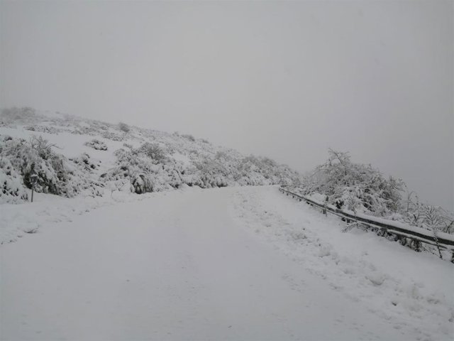 Nieve en La Rioja en la carretera de Valdezcaray