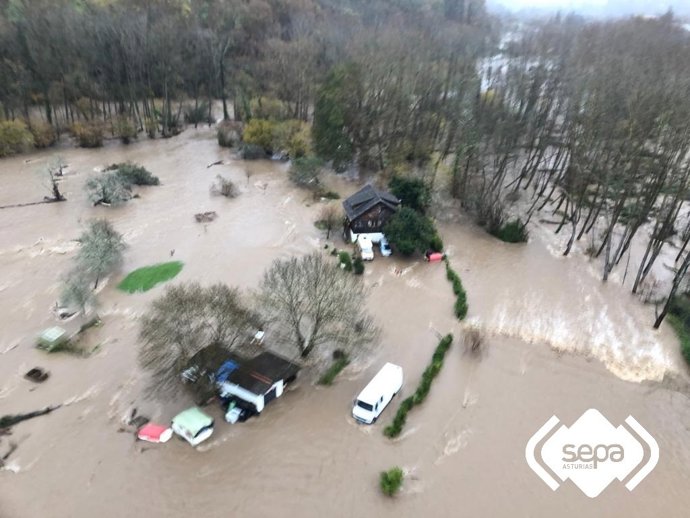 Rescate de una familia en Piloña por las inundaciones provocadas por las intensas lluvias.