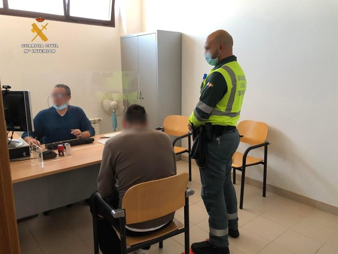 Uno de los detenidos por la Guardia Civil al arrojar speed por la ventanilla e intentar huir de los agentes