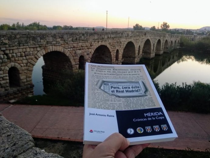 Un ejemplar del nuevo libro de José Antonio Reina sobre el Mérida.
