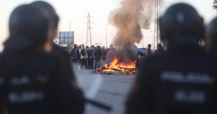 Policías y manifestantes en la novena jornada de la huelga del metal en el barrio del Río de San Pedro en Puerto Real.