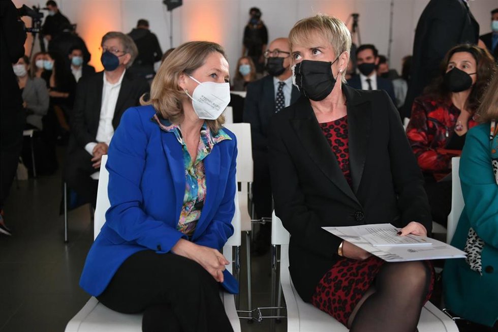 La vicepresidenta primera y ministra de Asuntos Económicos, Nadia Calviño (i), y la secretaria de estado de Digitalización e Inteligencia Artificial, Carme Artigas, en la presentación del Kit Digital, en Ifema Madrid, a 24 de noviembre de 2021.