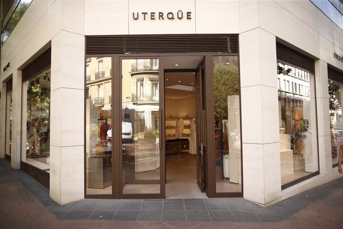 Archivo - Puerta de entrada de una de las tiendas de la marca de ropa UTERQÜE