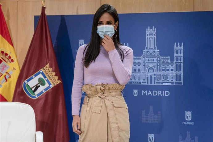 La vicealcaldesa de Madrid, Begoña Villacís, posa a su llegada a una reunión con los portavoces de los grupos municipales en el marco del proceso de modificación de la Ordenanza de Terrazas 