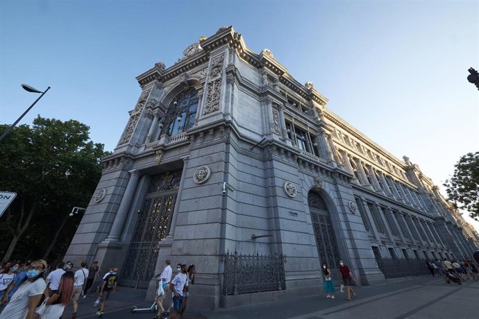 Archivo - El Banco de España entre la calle de Alcalá y la plaza de Cibeles, a 24 de julio de 2021, en Madrid (España). 
