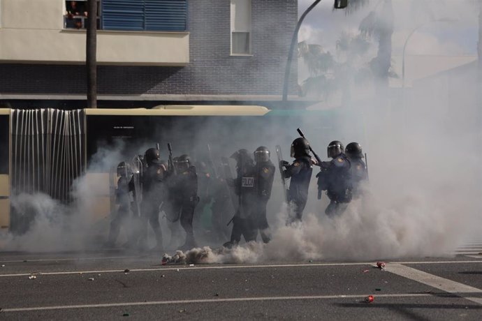 Policías cargan contra los estudiantes que se han manifestado  en apoyo al sector del metal a 23 de noviembre 2021 en Cádiz (Andalucía)