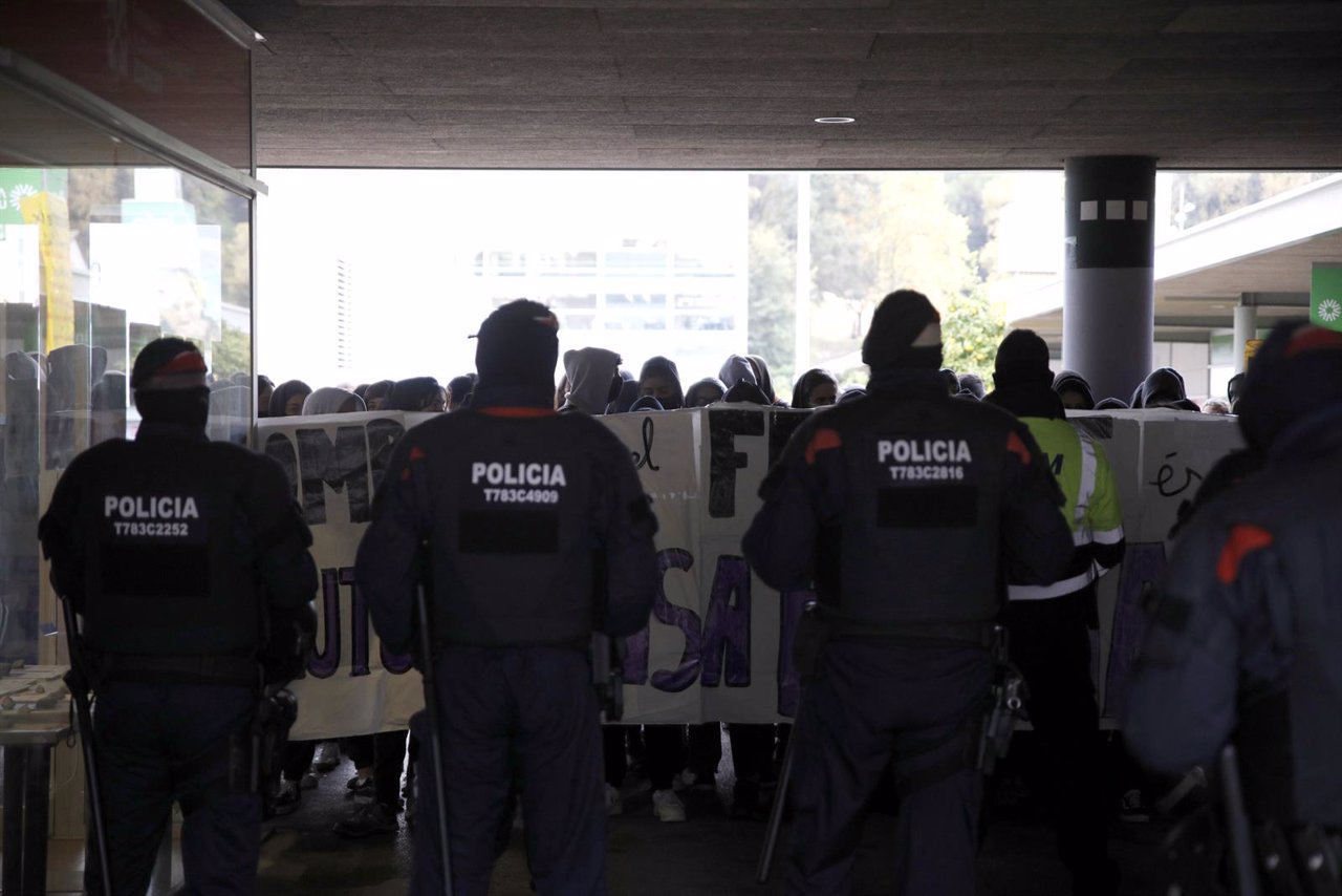 Unos 100 estudiantes intentan boicotear un acto en la UA de Barcelona al que prevén asistir diputados de PP, Cs y Vox