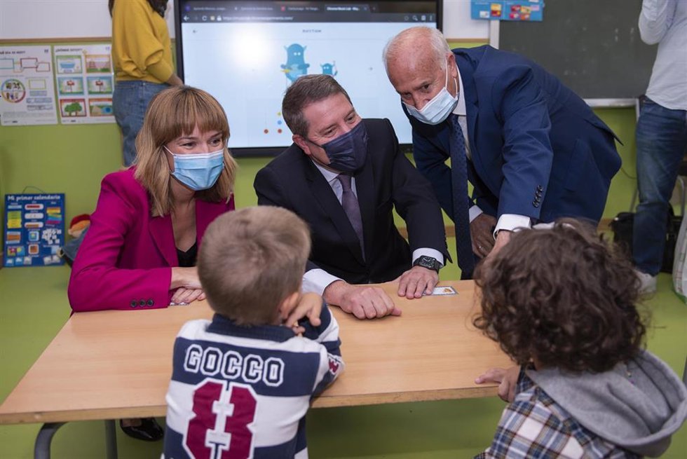 Archivo - La ministra de Educación y FP, Pilar Alegría, y el presidente de Castilla-La Mancha, Emiliano García-Page, en un acto con niños el pasado 27 de septiembre en Fuentenava de Jábaga (Cuenca)